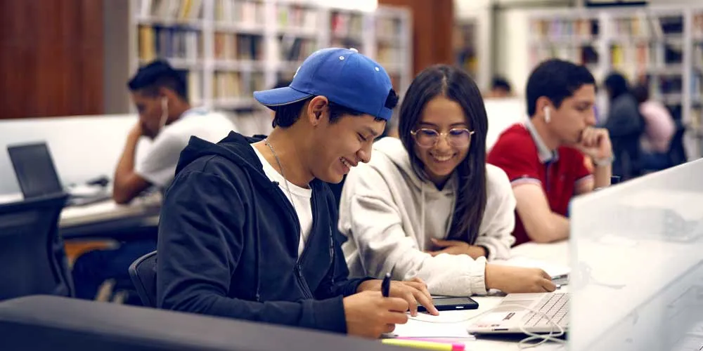 Estudiantes de la Javeriana Cali en la biblioteca de la universidad