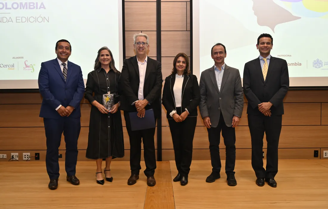 María Clara Betancourt Velazco, ganadora del Premio Ada Byron Colombia, junto Andrés Rosas Wulfers, vicerrector de Extensión y Relaciones Interinstitucionales, Lope Hugo Barrero, Decano de la Facultad de Ingeniería y Alba Alicia Trespalacios, decana de la Facultad de Ciencias de la Javeriana Bogotá, y Camilo Rocha, decano de la Facultada de Ingeniería y Ciencias de la Javeriana Cali.