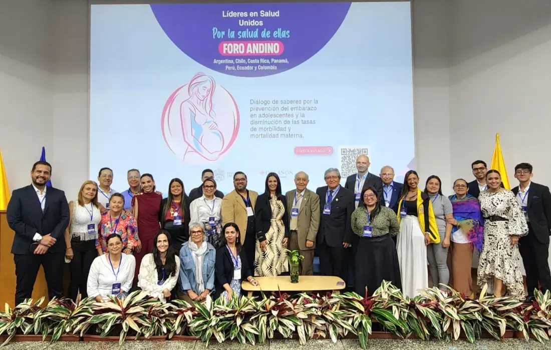 Líderes de la salud, la academia y el gobierno unidos en el escenario del Auditorio Los Almendros de la Javeriana Cali