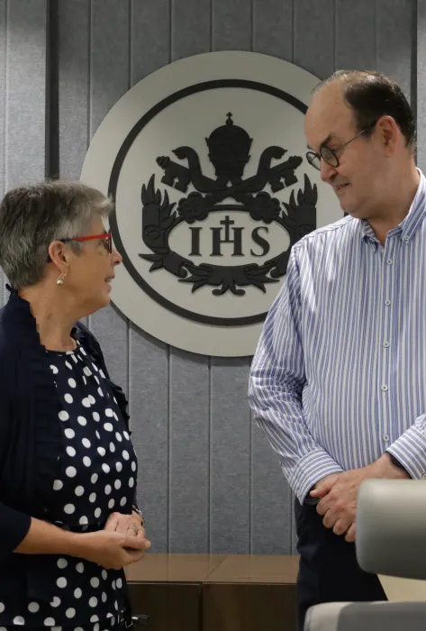 Embajadora del Reino de los Países Bajos en Colombia, S. E. Reina Buijs y rector de la Pontificia Universidad Javeriana Cali, Vicente Durán Casas, S.J.