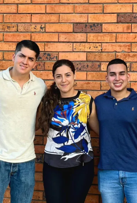 Santiago Cáceres Medina y Darío Camilo Viteri Lasso, estudiantes de las carreras de Ingeniería Industrial y de Administración de Empresas de la Universidad Javeriana Cali, se destacaron como ponentes en el Congreso IISE 2024 de la Región XVI en Bogotá. Con su proyecto sobre las dinámicas de movilidad en la ciudad de Cali, desarrollaron un análisis integral de problemáticas como la accidentalidad y las emisiones contaminantes, aportando propuestas orientadas a la seguridad y sostenibilidad urbana. La investi